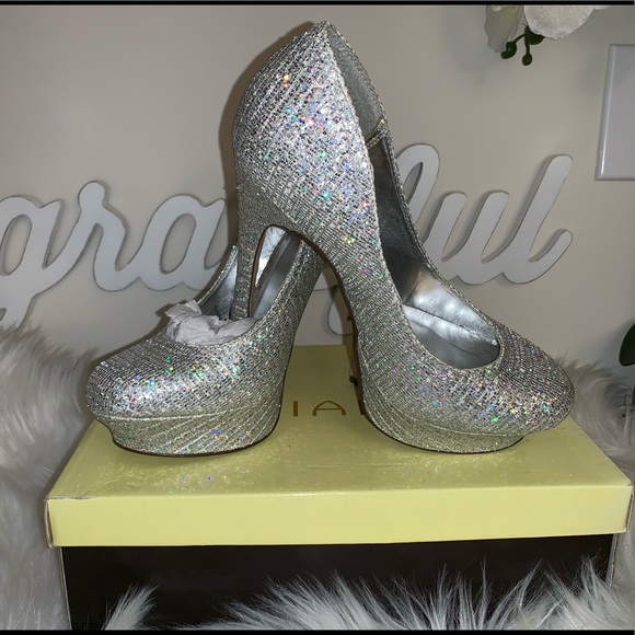 Shoes - Picture 1 of 5